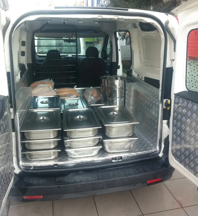 Yemek taşıma aracı: kapaklı paslanmaz küvetler ve ekmekler