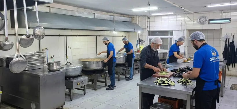 Göksan mutfağında ustalar kazan başında ve doğrama tezgâhında