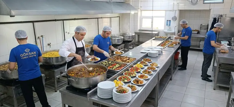 Göksan ekibi hazırlık tezgâhında çalışıyor, tabaklar hazırlanıyor